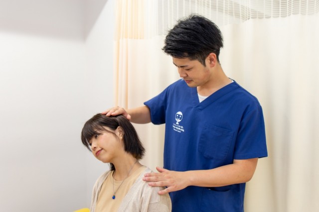 スマホを見過ぎの女性